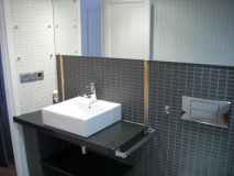 Lavabo sobre encimera negra de granito. Eixambple. Barcelona