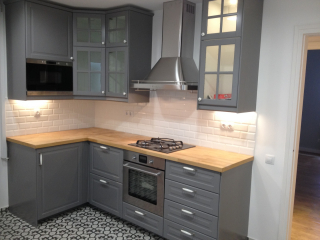 Imitación suelo hidráulico combinado con mobiliario cocina IKEA. Gracia. Barcelona