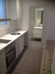 Cocina abierta y aprovechamiento suelo hidráulico en reforma pequeño piso El Raval. Barcelona