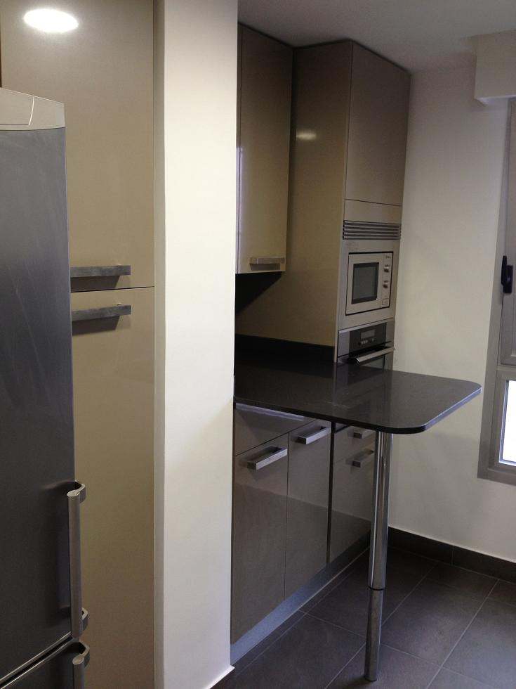 Detalle de una pequeña barra de silestone an la cocina. Reforma integral piso  Arco del Triunfo. Paris. Francia