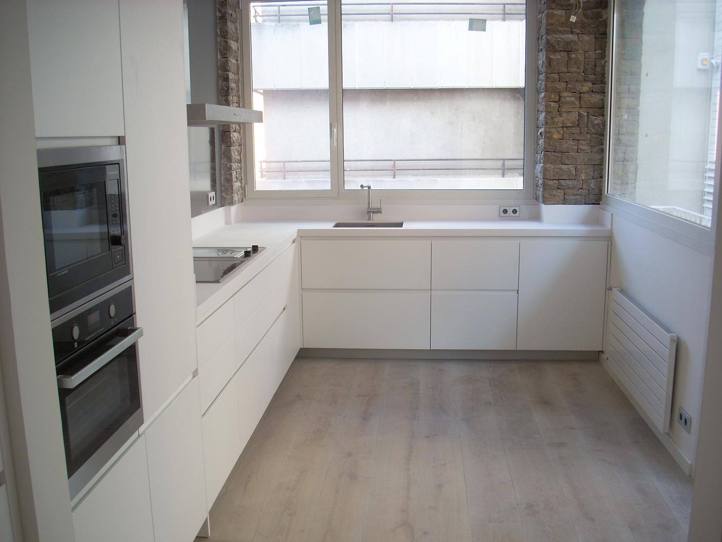 Mobiliario cocina lacabo blanco con encimera de corian. rehabilitación integral de piso Sarrià-Sant Gervasi. Barcelona