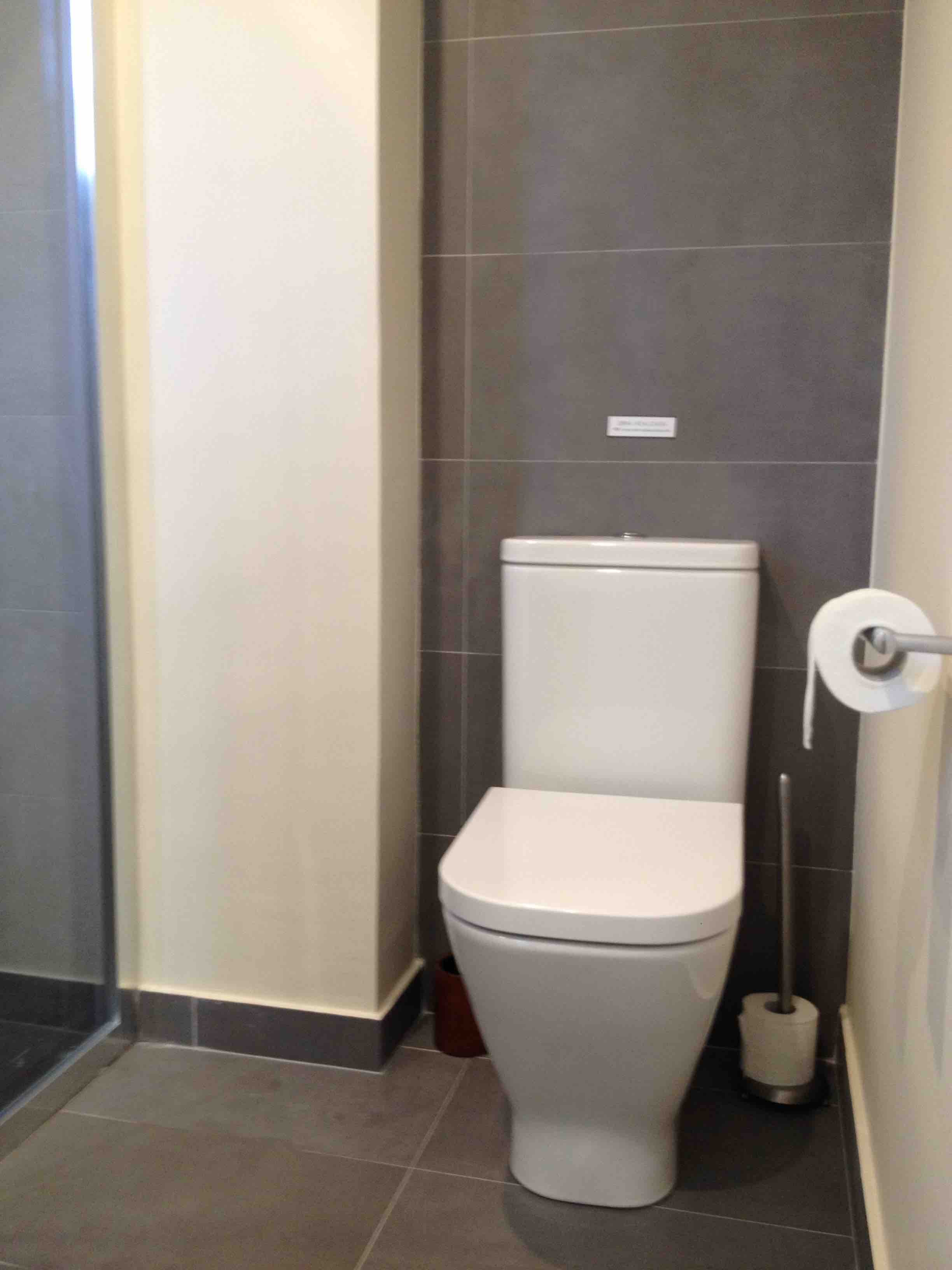 Pequeño baño de cortesía en reforma integral Carrer Rios Rosas, Sarria. Barcelona