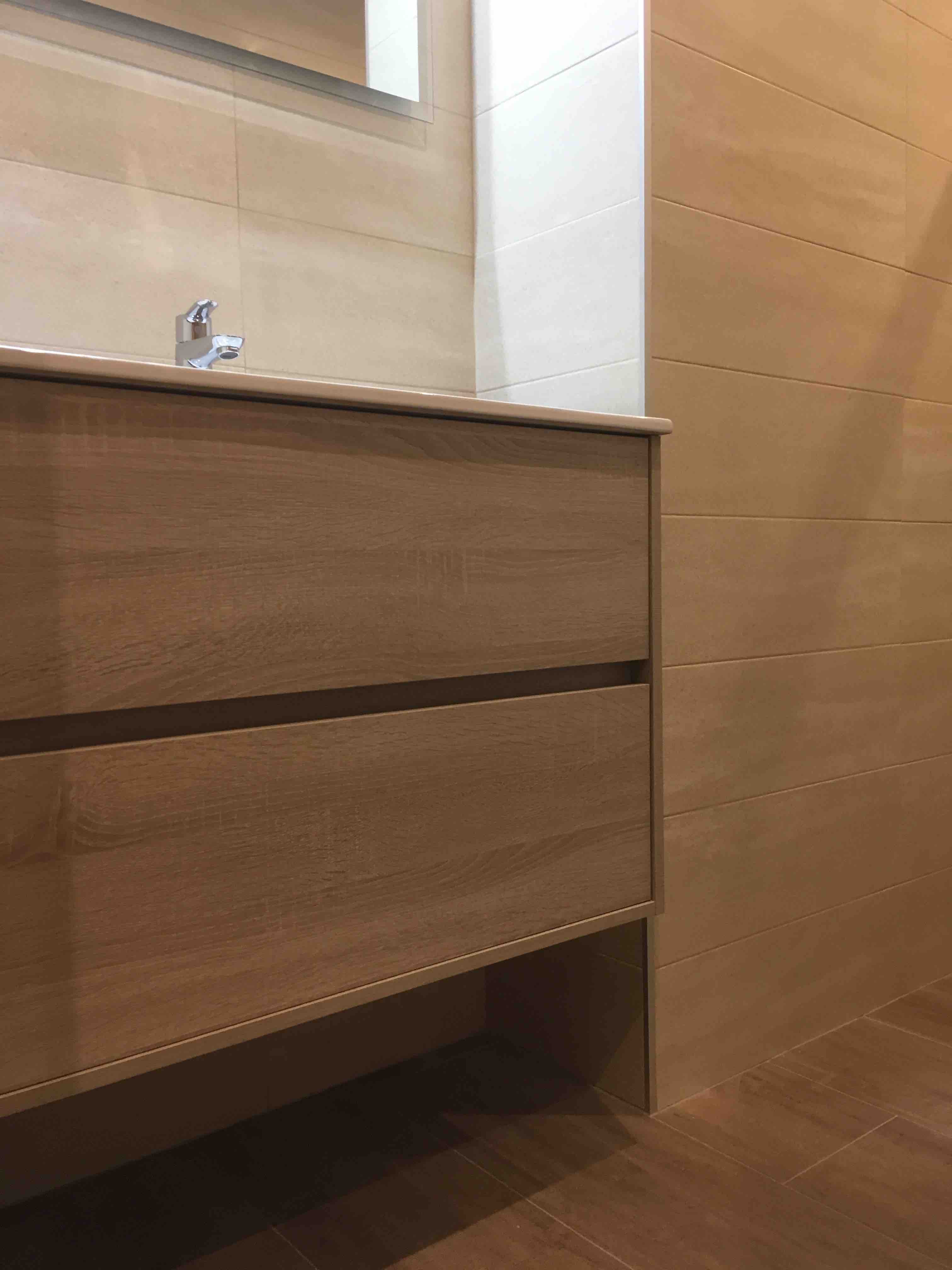 Mueble de baño Salgar modelo Noja 800 en acabado Roble Natural instalado en una reforma integral en Sant Boi de Llobregat.