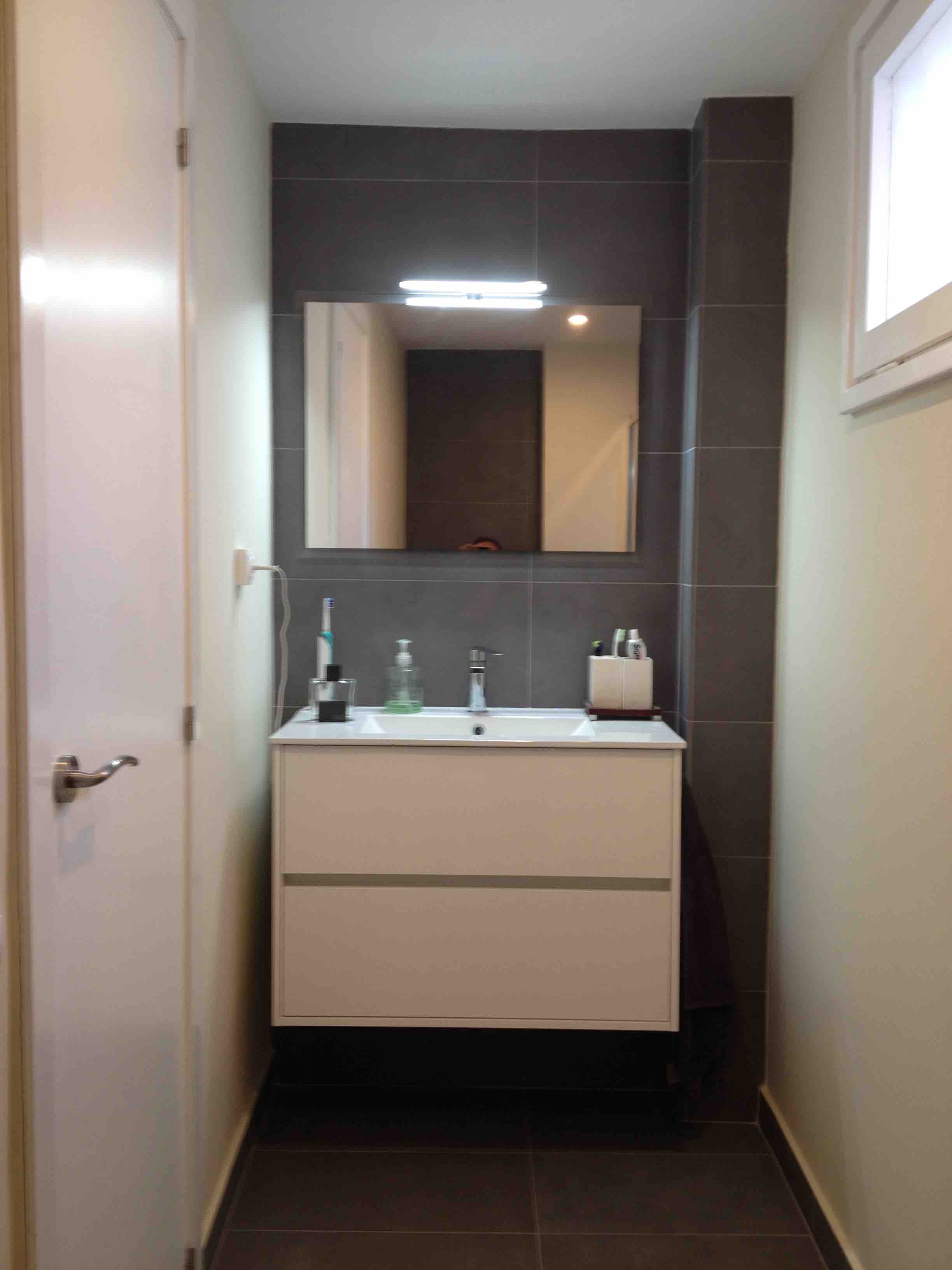 Pequeño baño con mueble de 60 en color blanco. Sarrià-Sant Gervasi. Barcelona