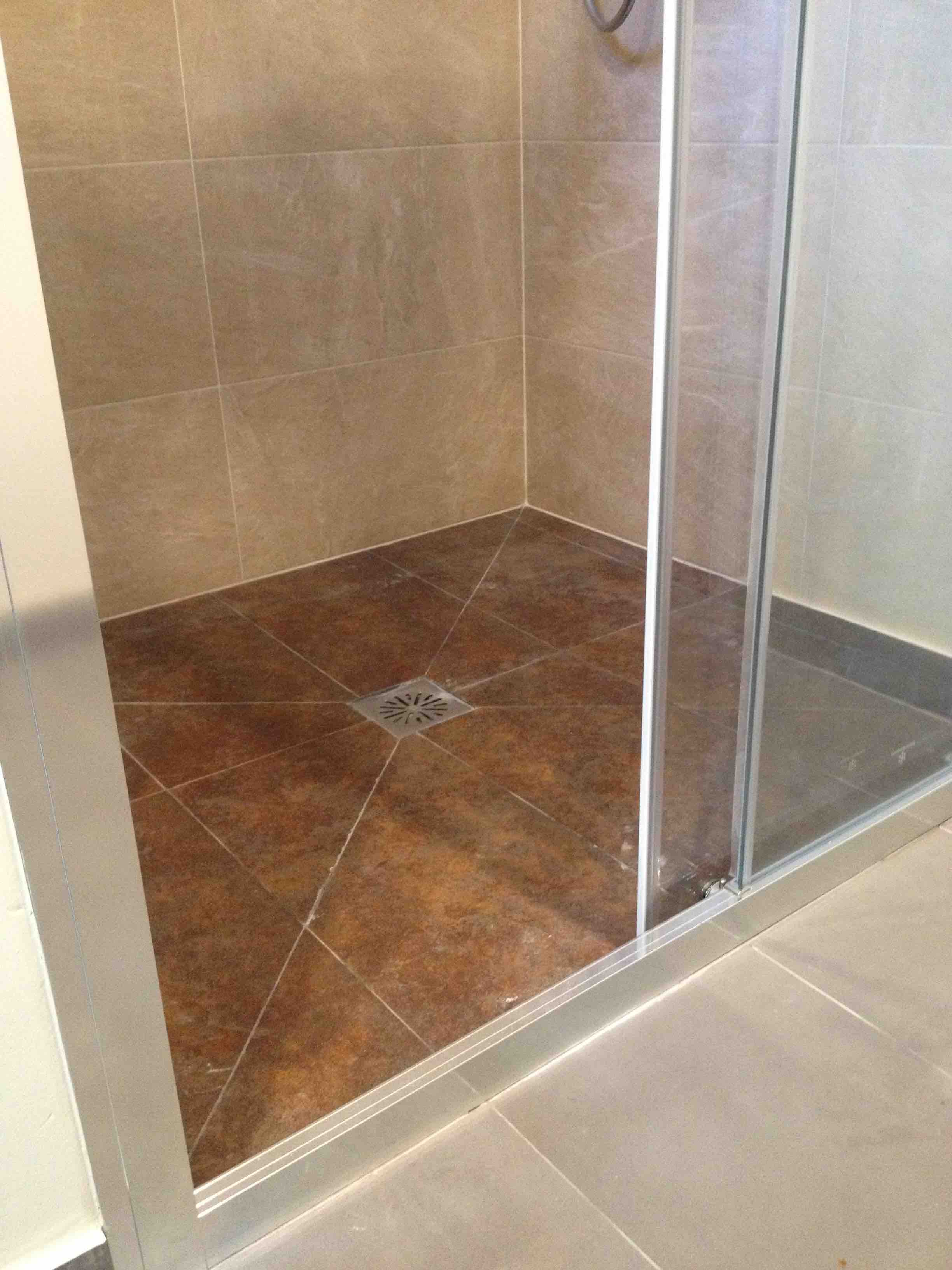 Ducha de obra elegante y moderna con baldosa suelo color oxido de gran formato desde más cerca. Reforma. baño Sarrià-Sant Gervasi. Barcelona