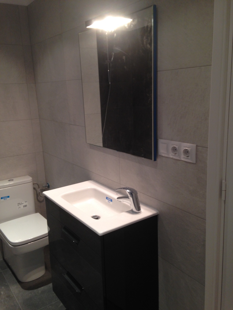 Mueble de baño fondo reducido de 35. Reforma Eixample. Barcelona