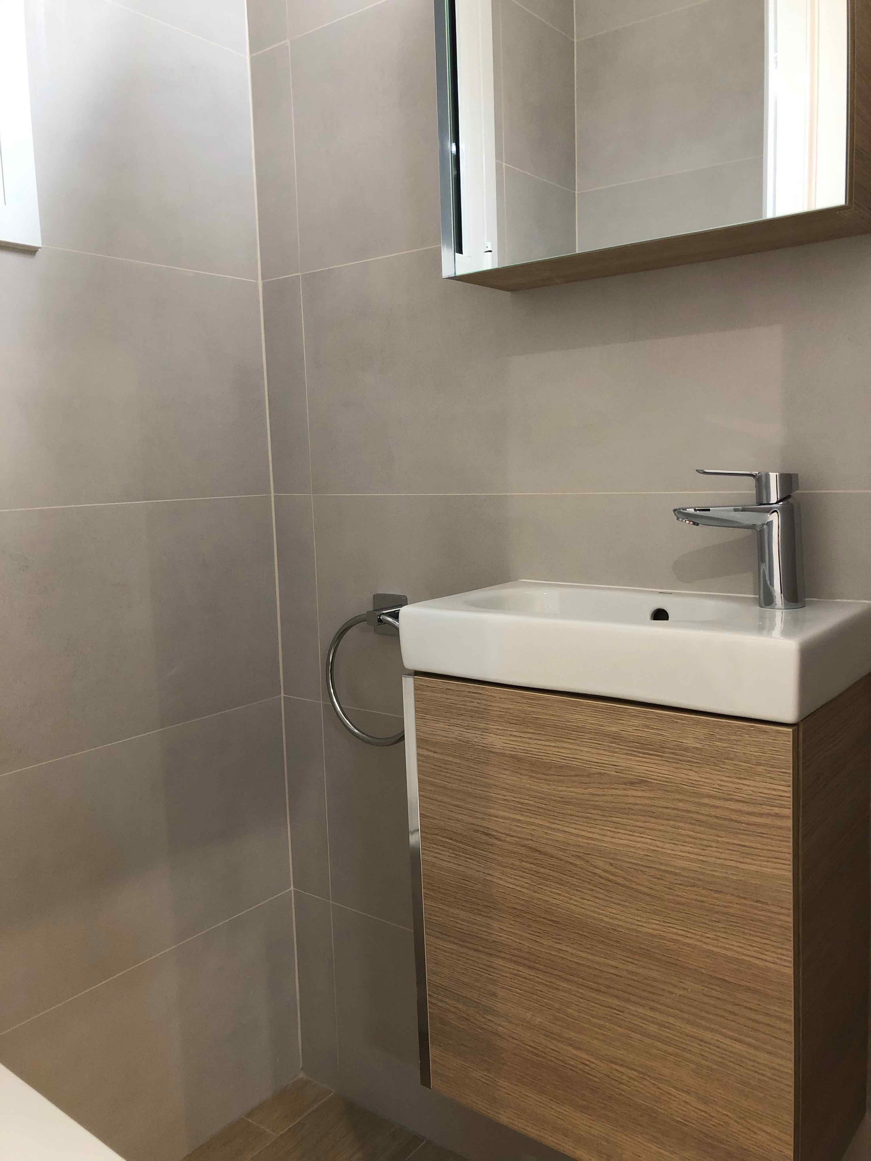 Mueble Roca Mini Unik para pequeño baño en reforma integral de vivienda en Carrer Sicilia. Eixample, Barcelona.