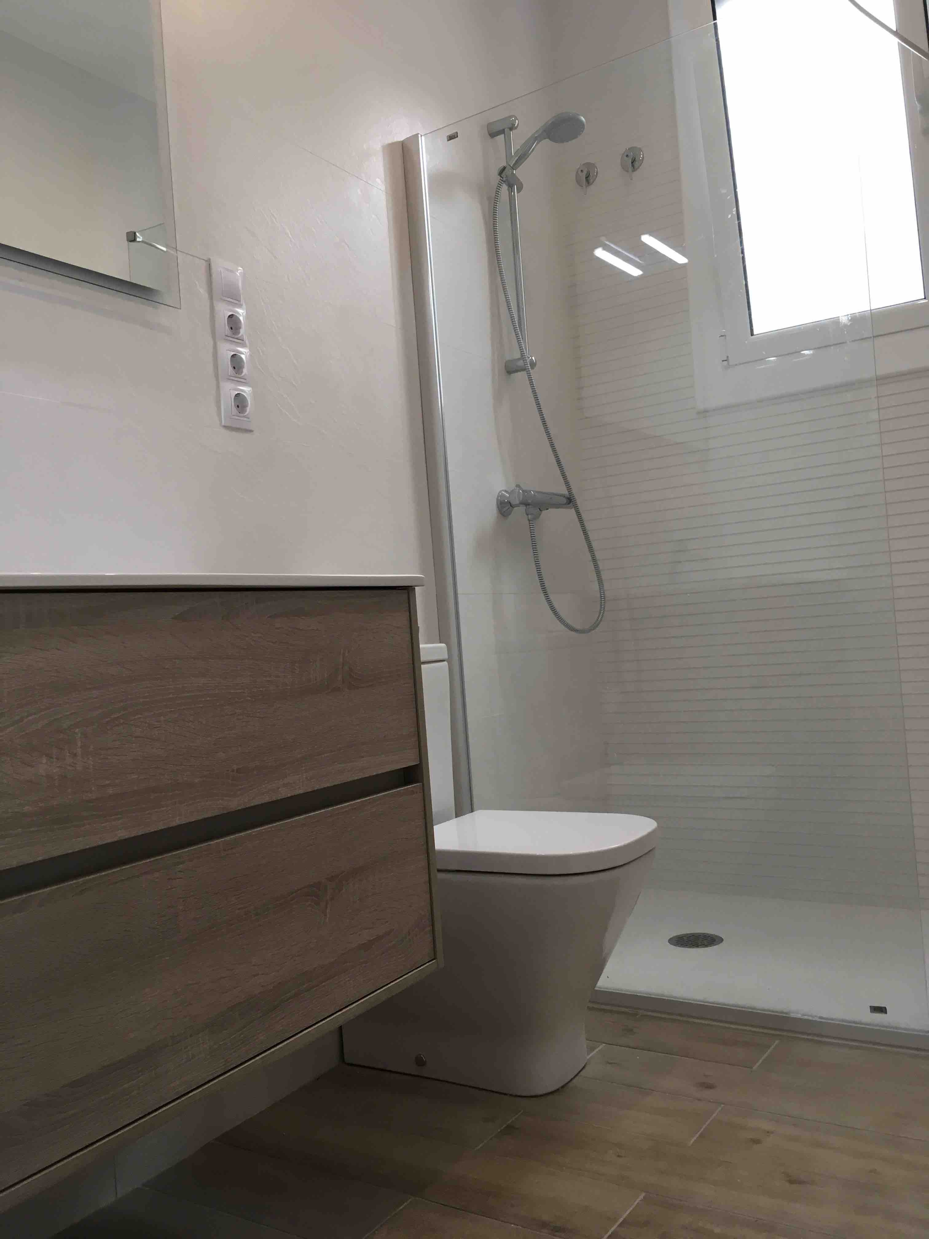 Mueble de baño Salgar Noja con suelo porcelánico imitación madera. Reforma Bertrellans. Gotic. Barcelona
