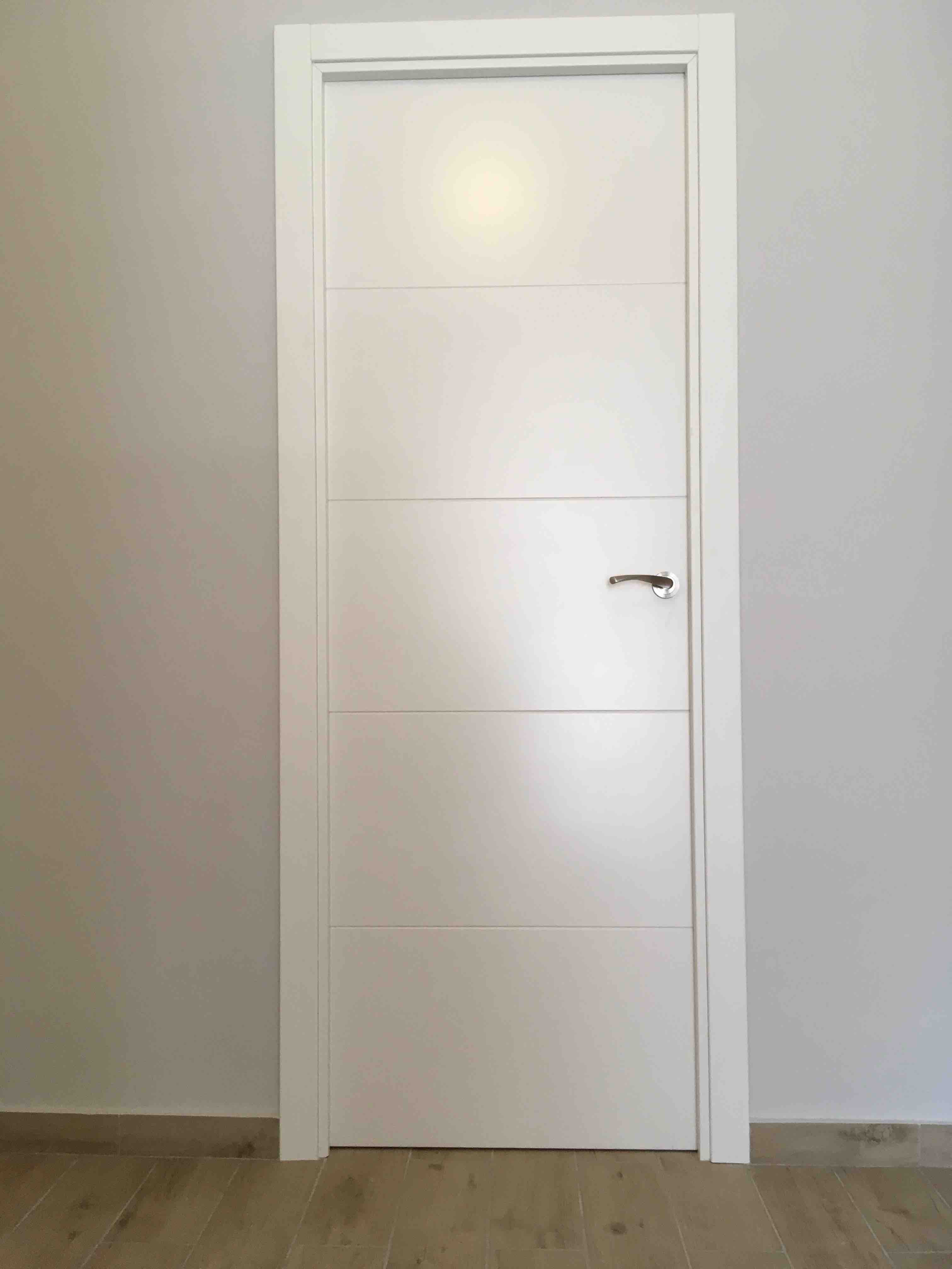 Detalle de nuevas puertas en lacado blanco VT5. Reforma Integral Bertrellans. gotic. Barcelona