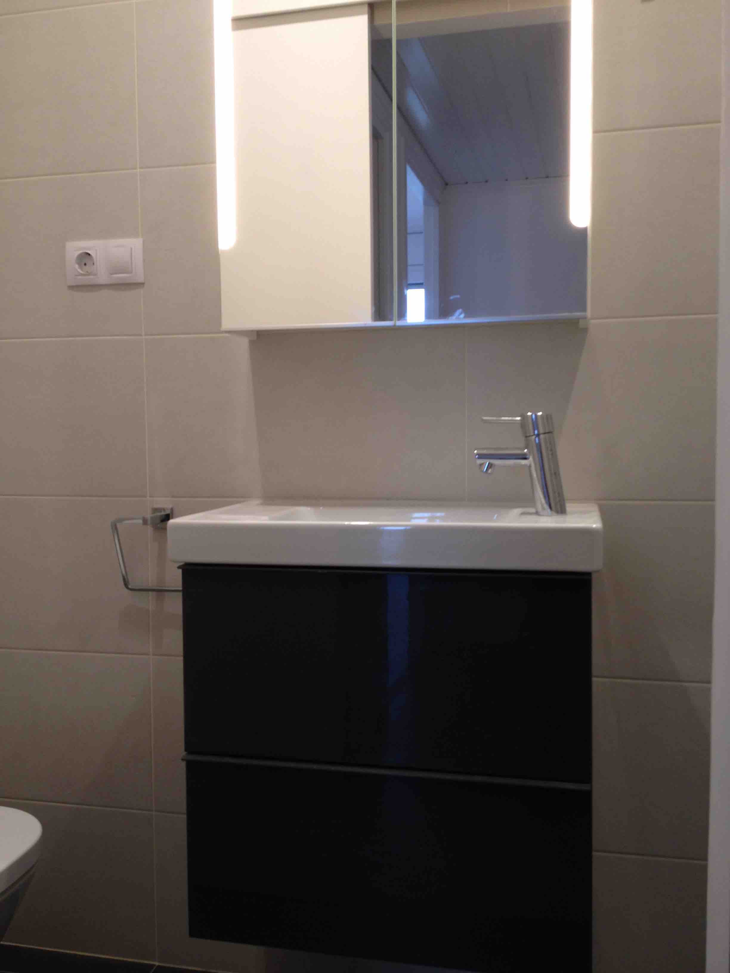 Detalle de pequeño mueble de baño fondo reducido en reforma integral piso Josep Pla. Sant Marti. Barcelona