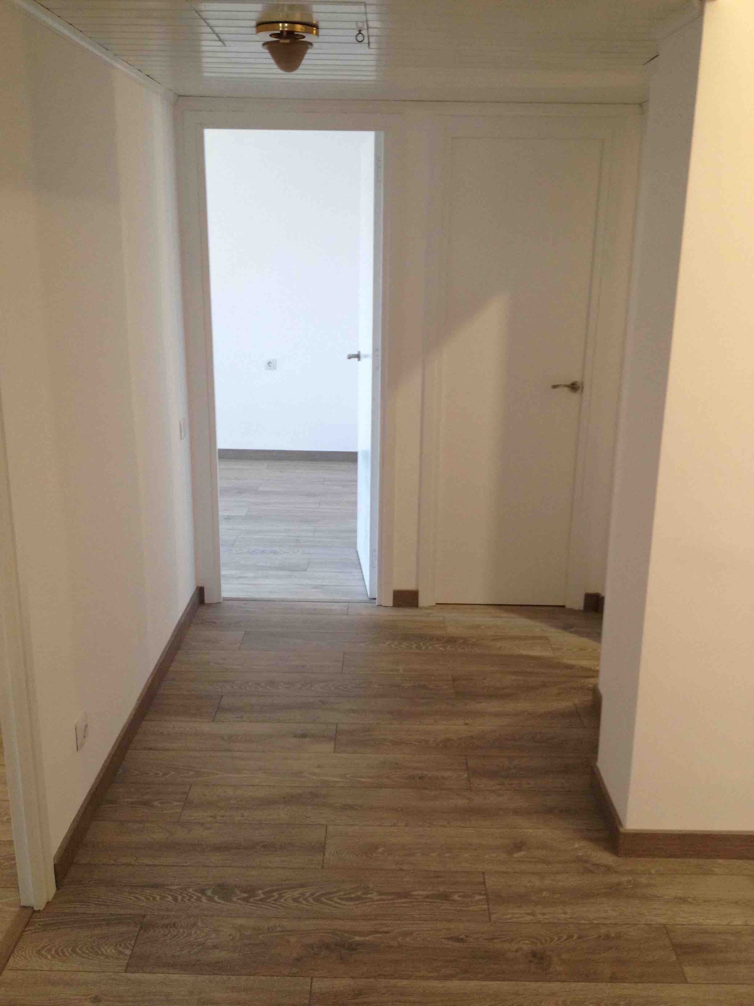 Reforma integral piso Josep Pla. Sant Marti. Barcelona. Zona distribuidor en puertas recuperadas y lacadas en blanco