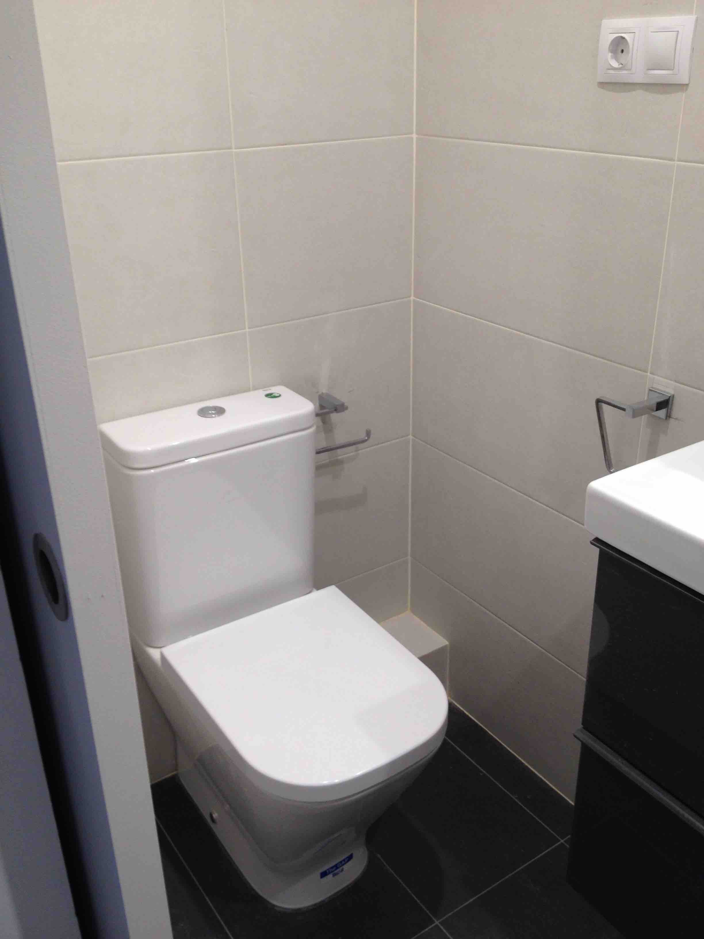 Zona baño con WC Roca Gap Compacto. Reforma integral piso Josep Pla. Sant Marti. Barcelona