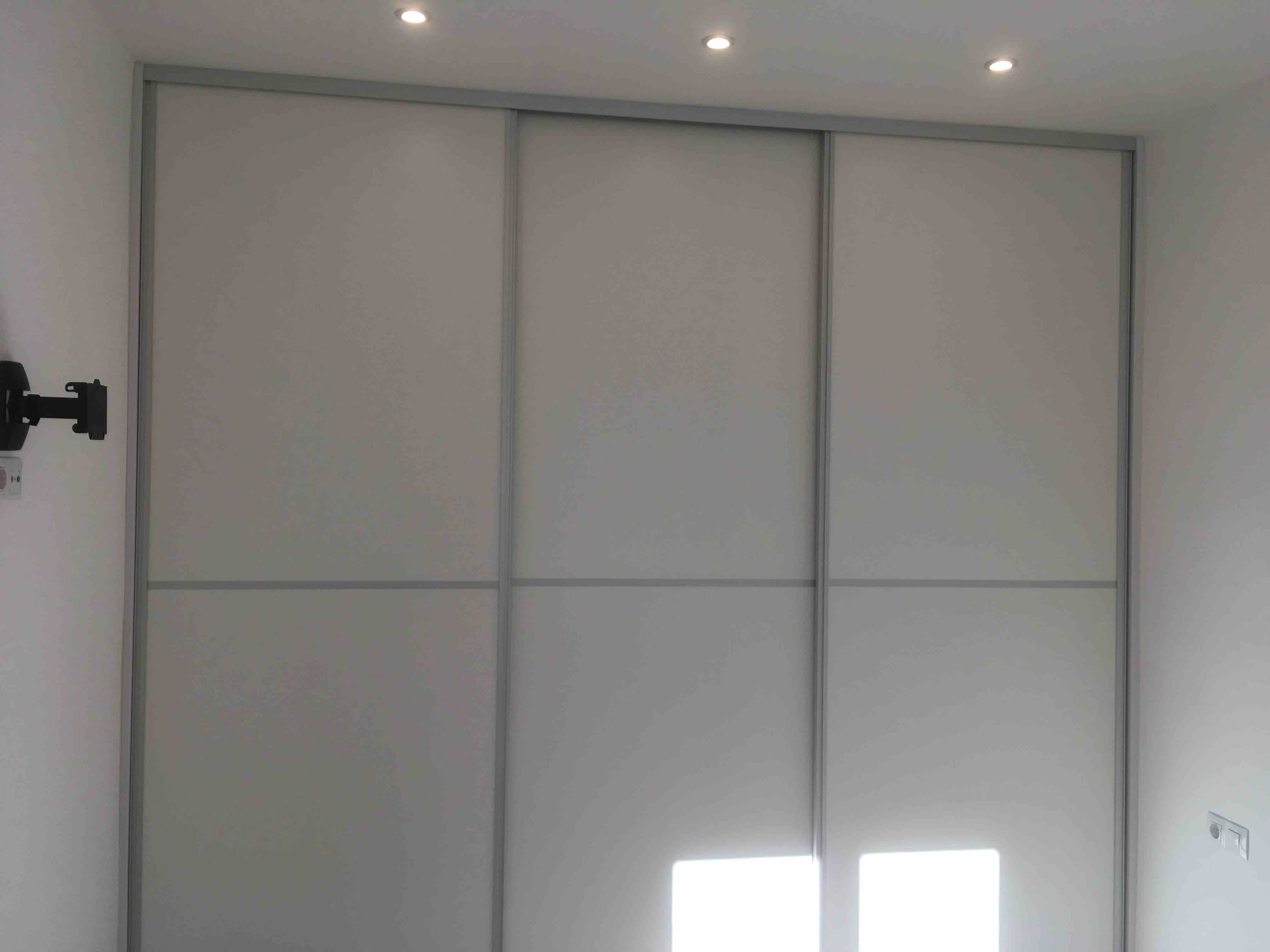 Detalle de armario empotrado a medida con puertas correderas. Reforma Integral Piso Carrer Subirats. Nou Barris. Barcelona