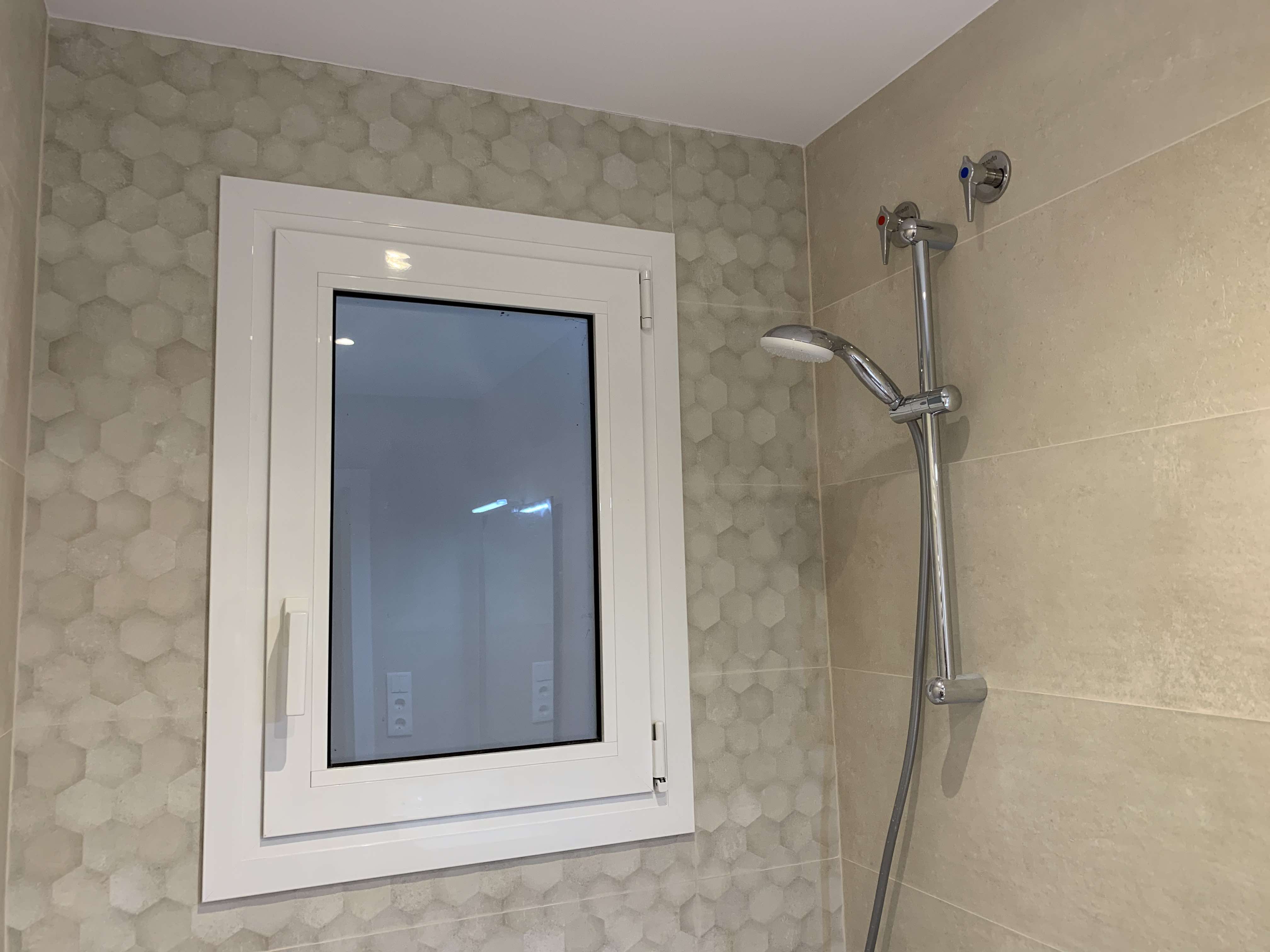 Alicatado texturizado en zona baño . Reforma integral piso en Carrer Padilla. reforma Eixample. Barcelona