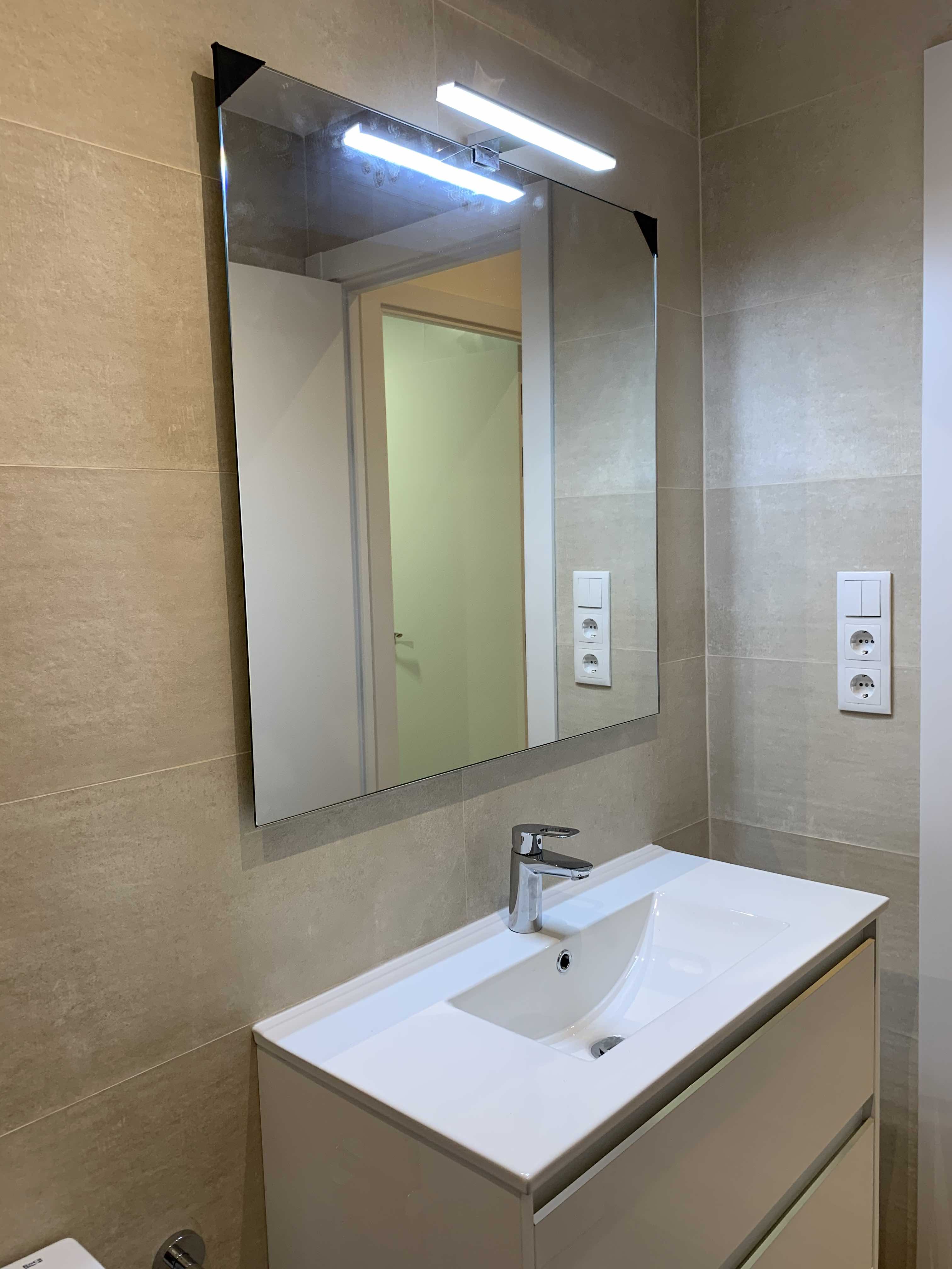 Mueble Salgar fondo de 40 con baldosa de gran formato. Reforma integral piso en Carrer Padilla. reforma Eixample. Barcelona