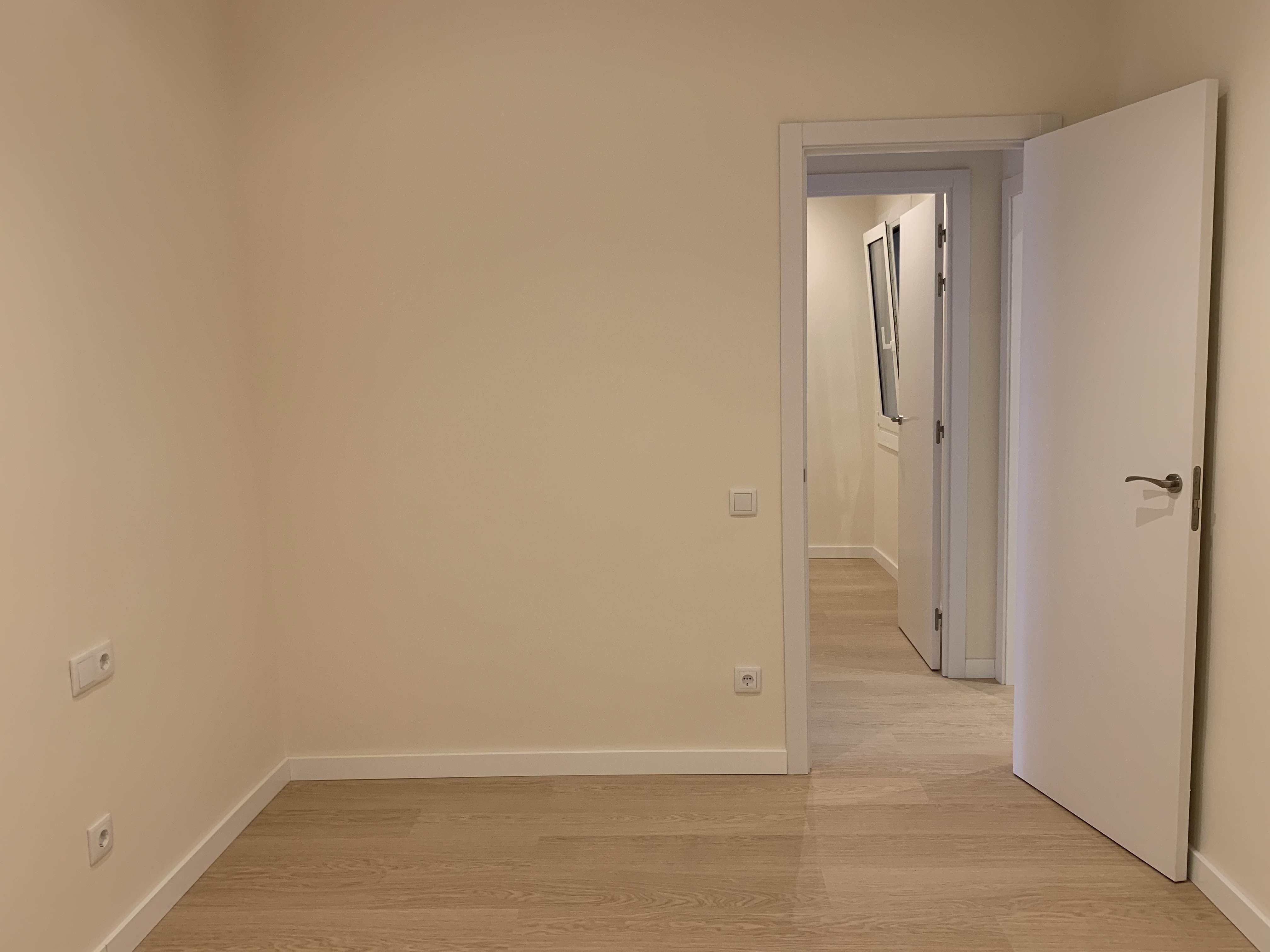 Puertas lacadas blanco lisas. Reforma integral piso en Carrer Padilla. reforma Eixample. Barcelona