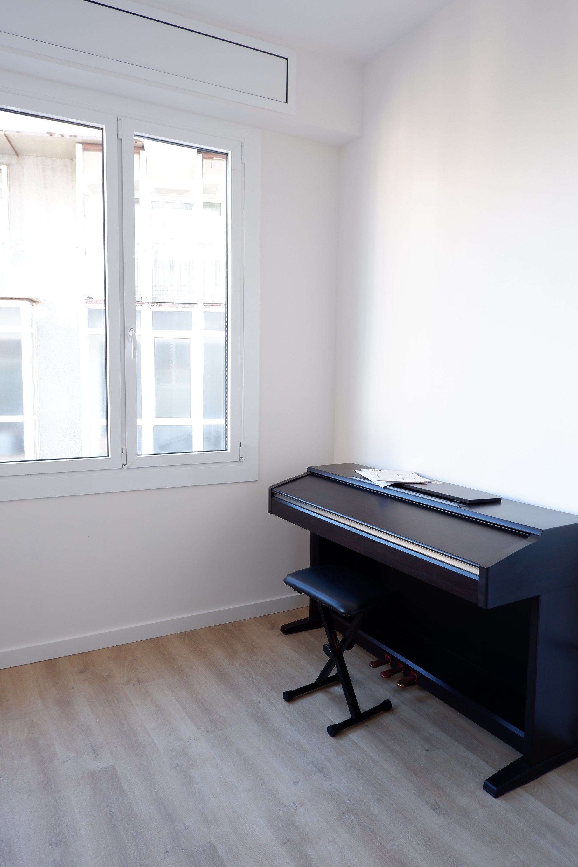 Detalle de piano en habitación niña. Reforma integral en Gran Via de les Corts Catalanes, Eixample, Barcelona.