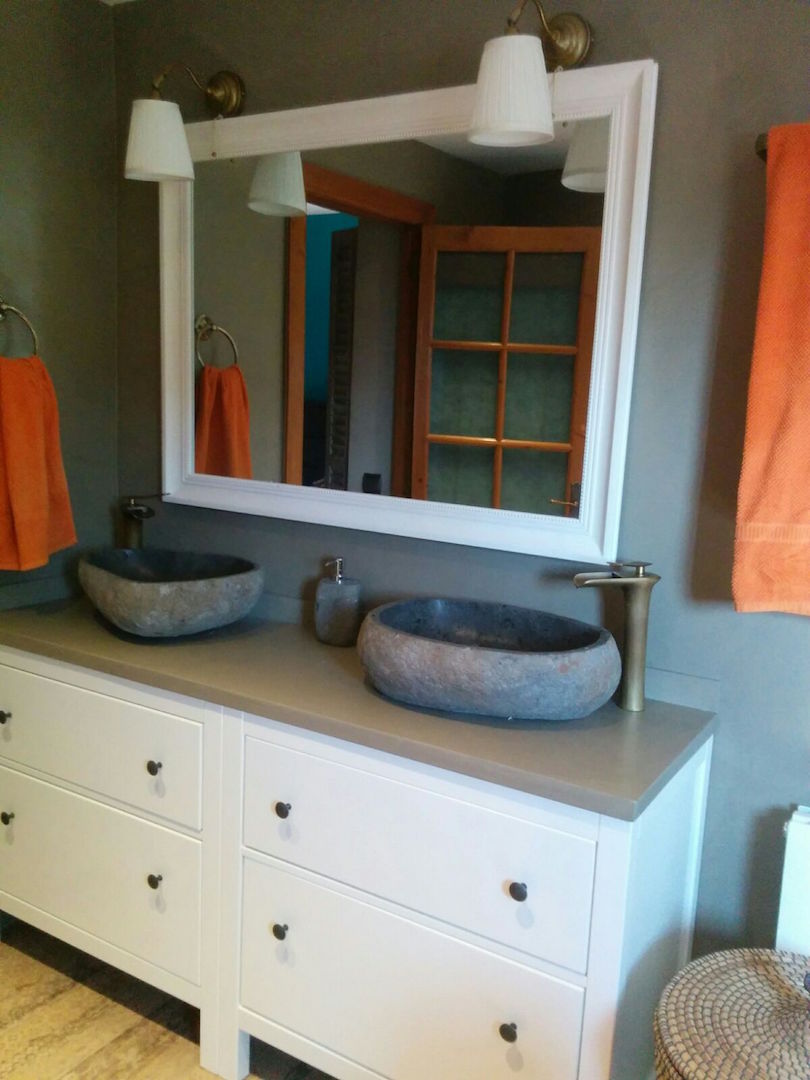 Mueble de baño de diseño con dos lavabos de piedra natural sobreencimera en una reforma en Horta-Guinardó., Barcelona.