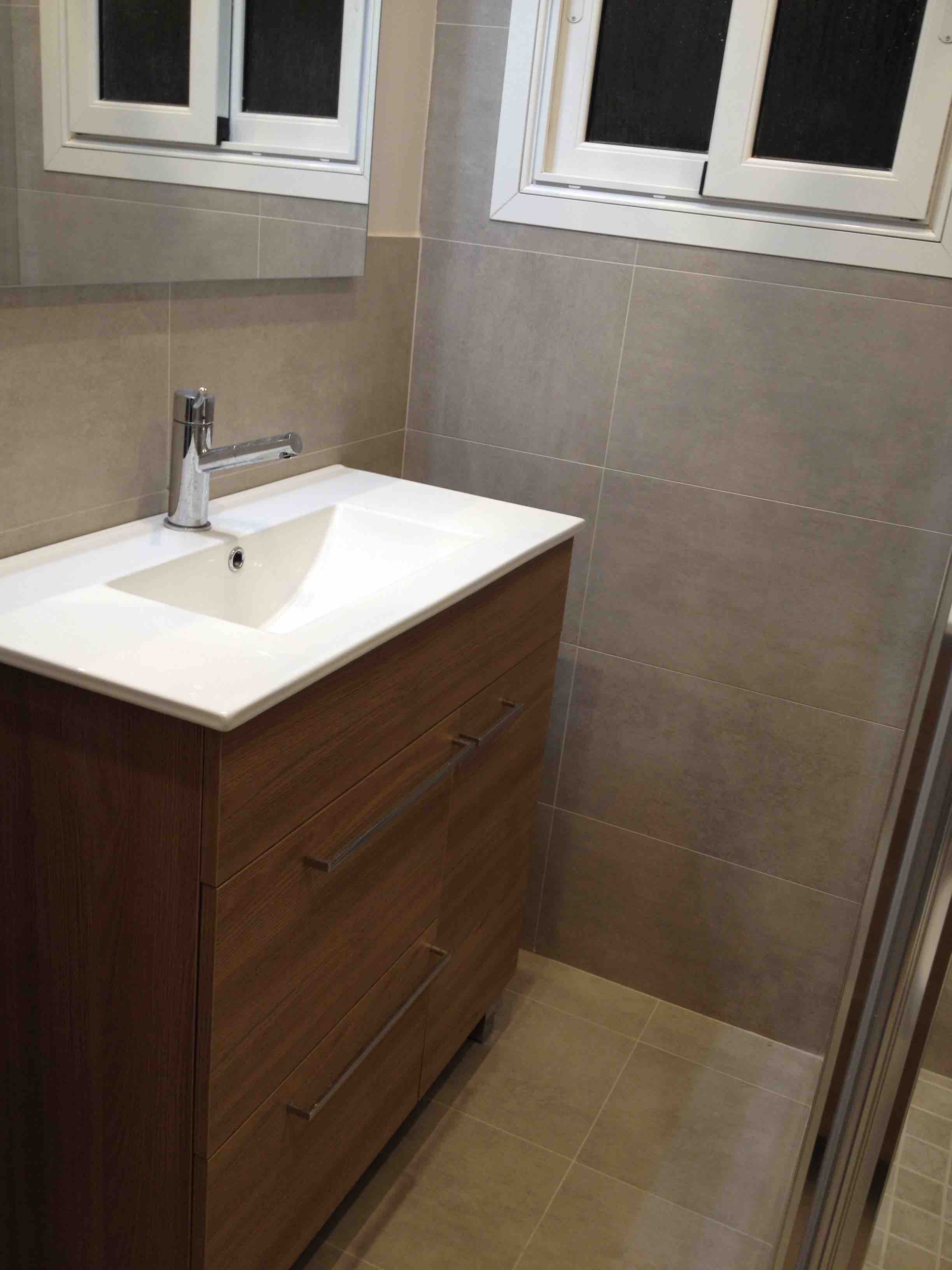 Pequeño mueble de baño, color madera. Reforma integral Paseo Valldaura. Horta. Barcelona