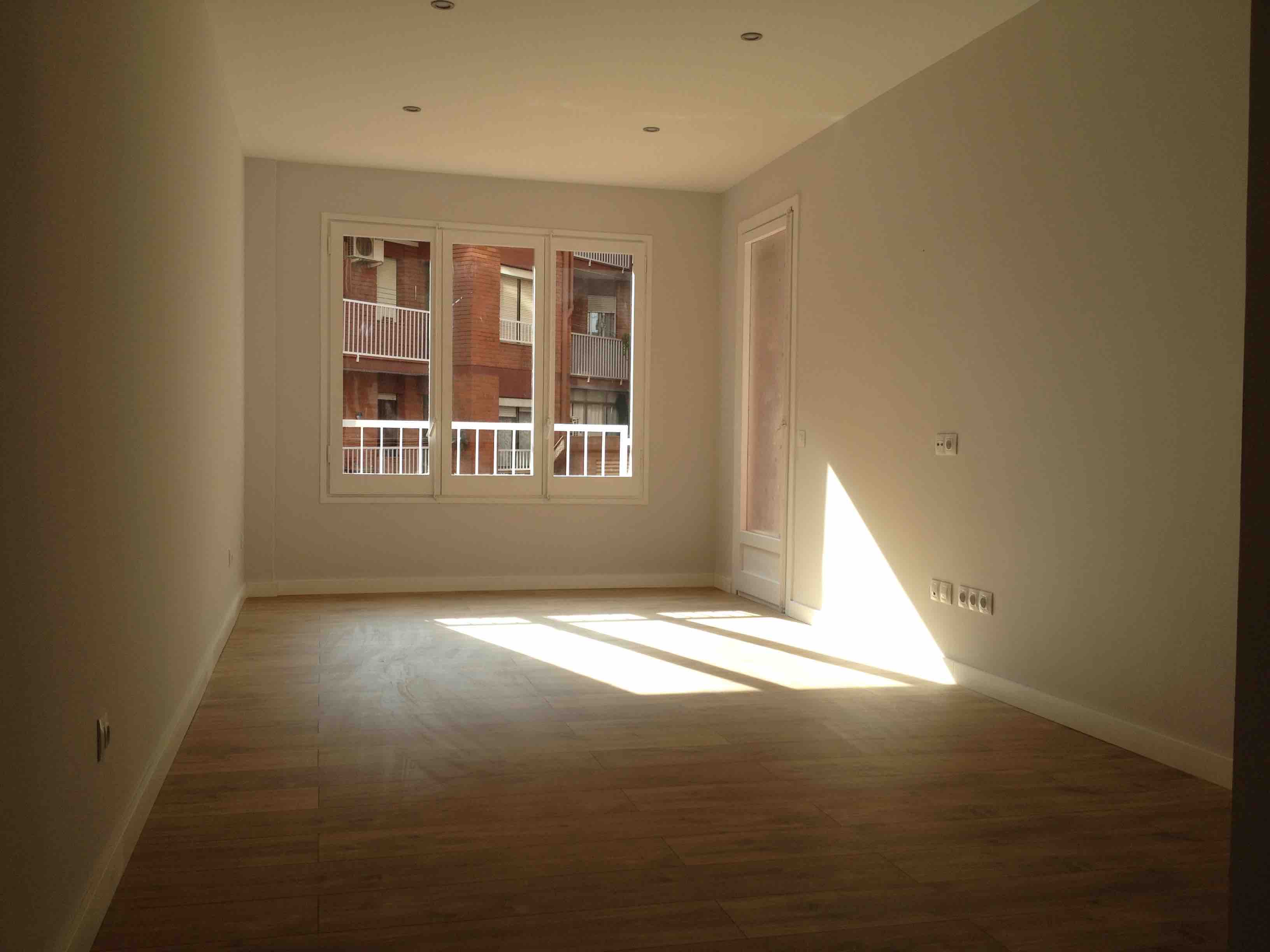 Suelo laminado y carpintería de aluminio con rotura de puente térmico. Reforma integral de vivienda en Paseo Valldaura, Horta. Barcelona