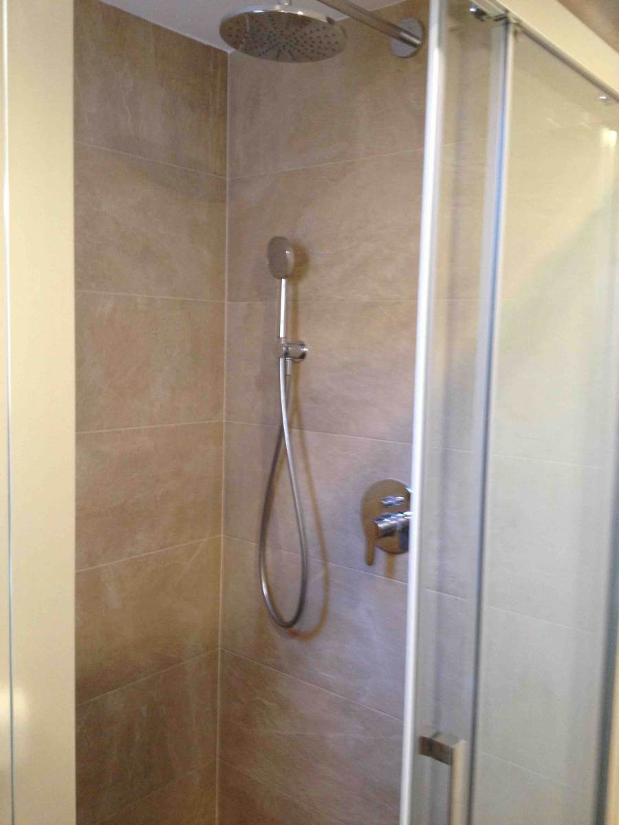 Conjunto de ducha empotrado Tres. Reforma. baño Sarrià-Sant Gervasi. Barcelona