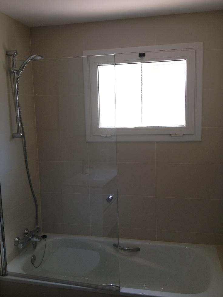 Baño en Sant Cugat con bañera encastrada junto a ventana de aluminio con rotura de puente térmico (RPT) para un aislamiento óptimo en Barcelona