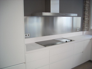 Cocina lacado blanco con encimera de corian. Sarria-Sant Gervasi. Barcelona