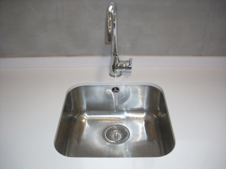 Encimera silestone blanco Zeus y fregadera Teka BE. Eixample. Barcelona