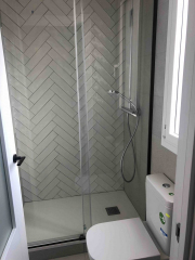 1_plato-de-resina-con-alicatado-en-espiga-y-griferia-hansgrohe-scaled