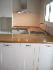 Encimera madera y mobiliario IKEA. Rehabilitación integral de piso en Sants-Montjuïc. Barcelona