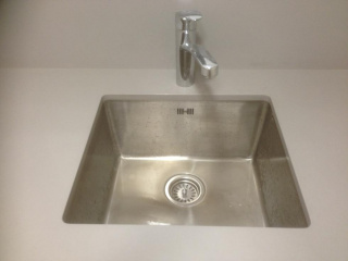 Fregadera Teka bajo encimera silestone blanca. Reforma Integral piso Sarria Barcelona