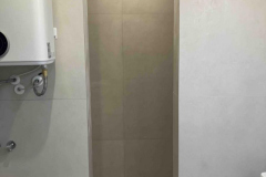 Baño con termo eléctrico bajo fondo. Septimania, Gràcia. Barcelona