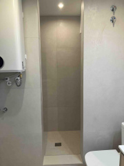 Baño con termo eléctrico bajo fondo. Septimania, Gràcia. Barcelona
