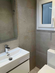 Lavabo fondo reducido. Carrer Septimania, Gràcia. Barcelona
