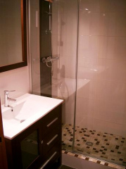 Baño clásico con mueble oscuro. Maragall. Guinardó. Barcelona