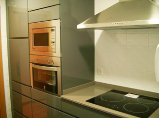 Encimera silestone gris Expo y campana decorativa. Reforma Maragall Barcelona