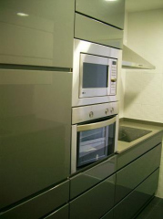 Mobiliario cocina gris con columna horno-microondas. Maragall. Barcelona