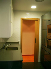 Puerta corredera por interior de tabique. Reforma Maragall. Barcelona
