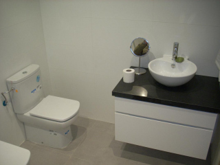 Pequeño lavabo con Lavabo sobre encimera. Reforma Les Corts. Barcelona