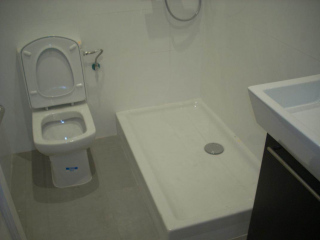 Pequeño baño con plato de ducha acrílico. Reforma Les Corts. Barcelona