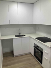 Pequeña cocina en melamina con encimera quarzo. Reforma Gracia. Barcelona