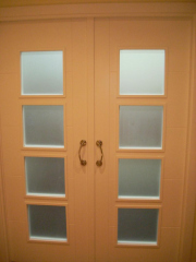 Detalle de puerta corredera de 2 hojas. Carrer Masferrer, Les Corts. Barcelona.