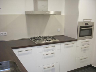 Encimera cocina madera oscura. Reforma integral Fort Pienc. Barcelona