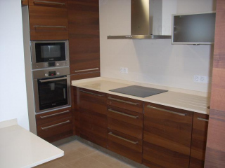 mobiliario cocina tono oscuro con silestone blanco. Carrer Sicilia. Eixample. Barcelona