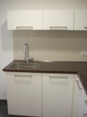 Fregadera sobre encimera de madera y grifo en acero inoxidable. Fort Pienc. Barcelona