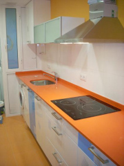 Silestone naranja en pequeña cocina carrer Lepanto. Eixample. Barcelona