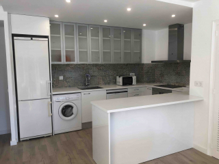 Cocina en U con barra para desayuno. Reforma Calella. Girona