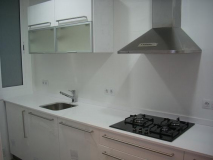 Mobiliario y encimera blanca. Ciutat Vella. Barcelona Barcelona