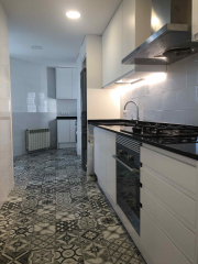 Instalación suelo imitación hidráulico en cocina. Reforma Sant Martí Barcelona