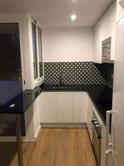 Cocina en u para maximizar espacio. Reforma Sants. Barcelona